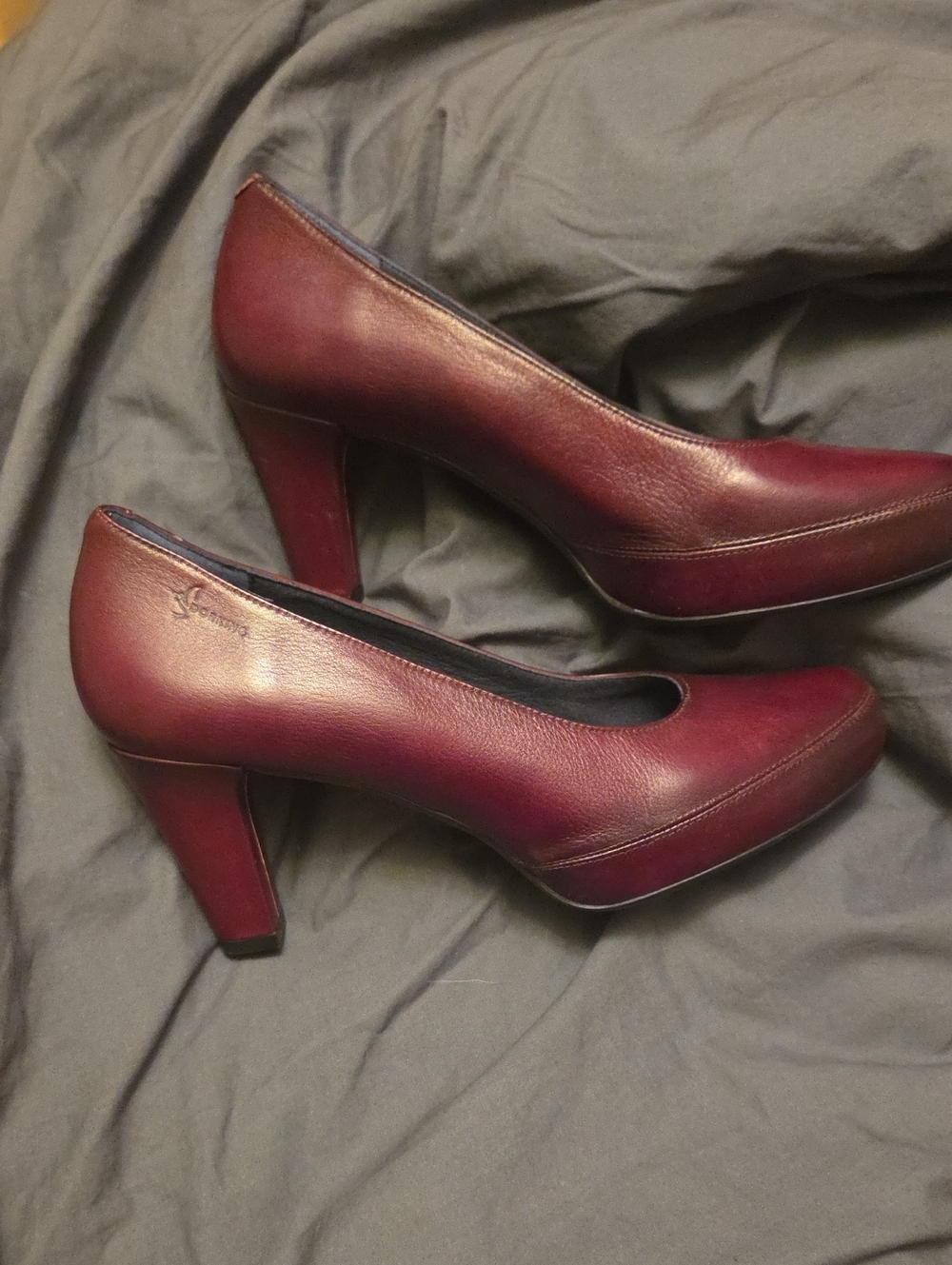 **PRICED TO SELL **BRAND NEW Dorking Burgandy Pumps - Picture 6 of 6